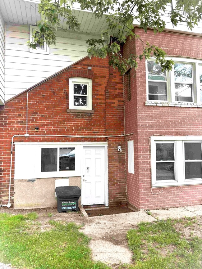 Building Photo - 721-723 Devine St Unit 3
