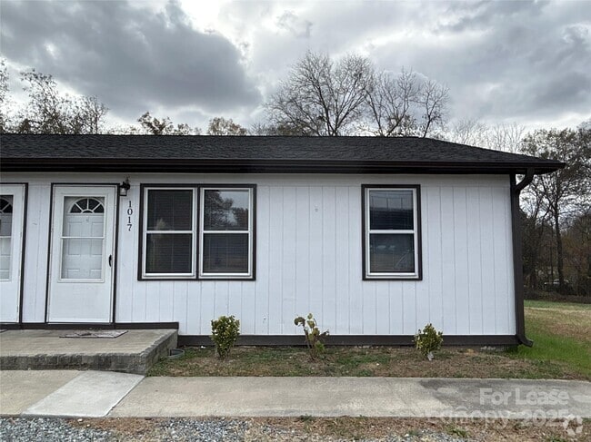 Building Photo - 1017 Old Plank Rd Rental