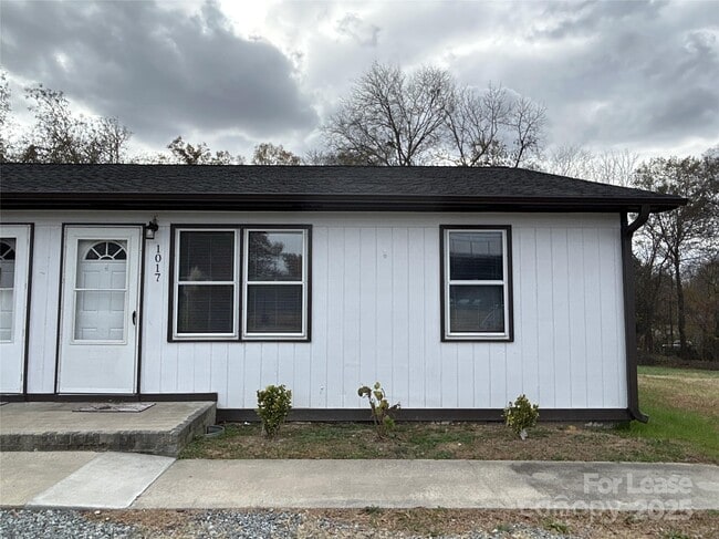 Building Photo - 1017 Old Plank Rd Rental