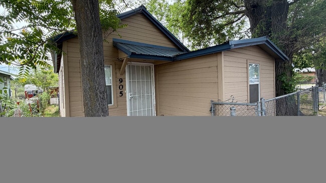 Building Photo - 929 N 2nd St