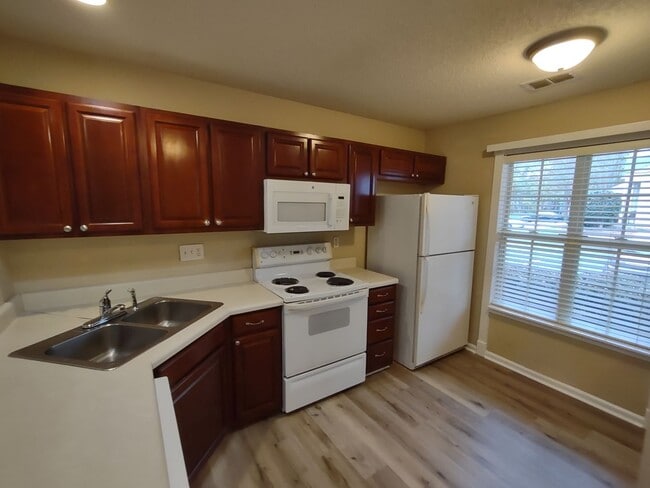Photo - Pristine, move in ready Townhome located in the Holly Ridge Complex!