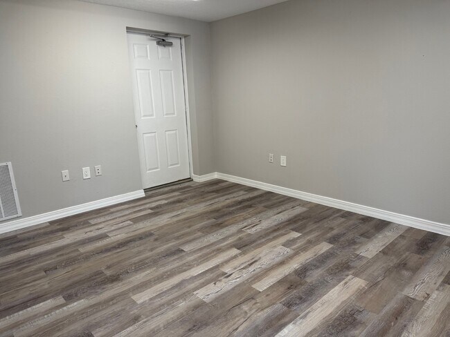 Building Photo - 400 W Texas Ave Unit 6