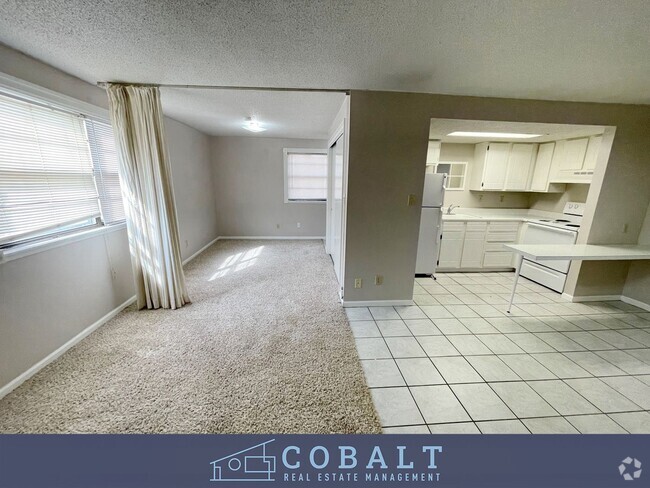 Building Photo - Studio apartment 1/2 block from campus. Av...