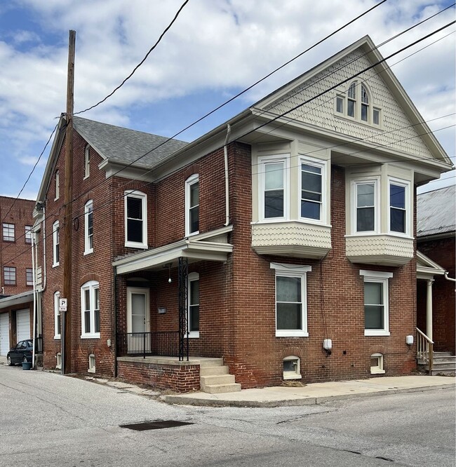 Building Photo - Spacious 3 Bedroom Duplex