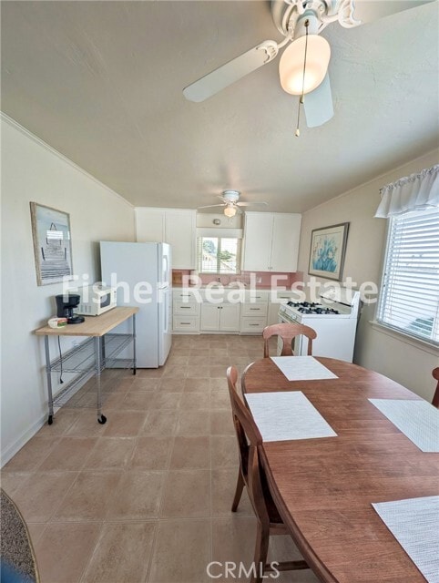 Photo - 572 Harloe Ave