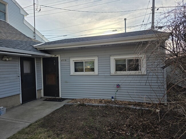 Building Photo - 653 S 69th St