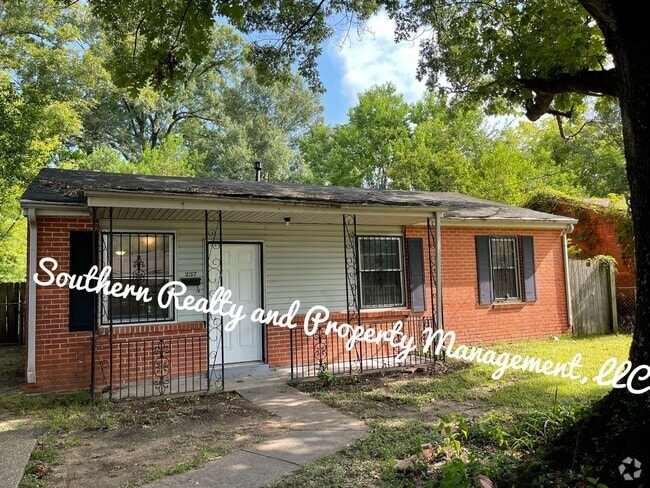 Building Photo - Super Cute newly renovated Home