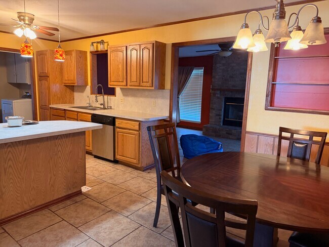 Photo - 2914 Hemlock Dr