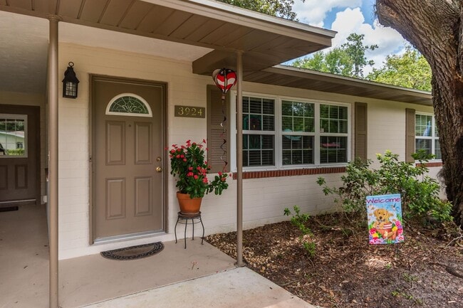 Building Photo - Beautiful Remodeled Home In Floral Park Neighborhood