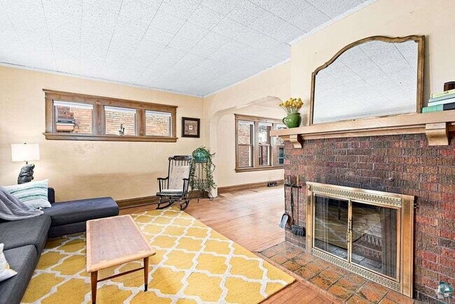 Building Photo - Available For A July/August 1st - 3 Bedroo... Rental