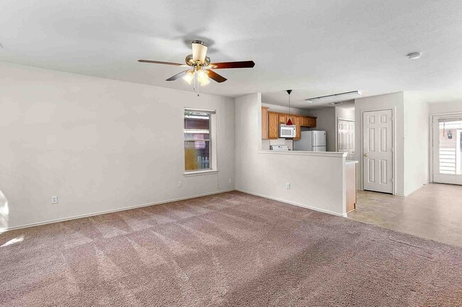 Photo - Plum Creek - 3 Bedroom / 2.5 Bathroom Home - 2 Car Garage - Fenced Backyard