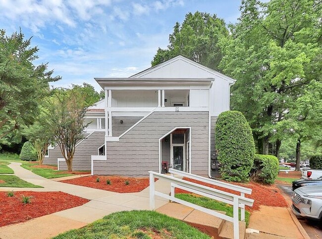 Bright 2BD/2BA Tennis Villa at Lake Norman!