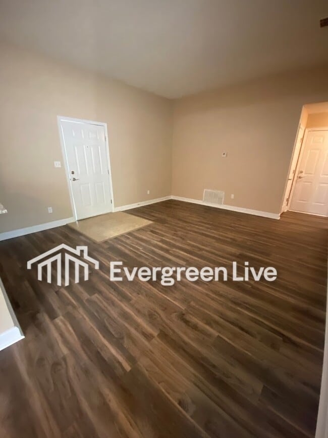 Building Photo - 558 Carrier Dr