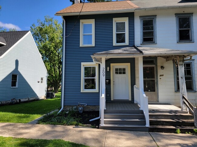 Photo - 209 Leaman St House