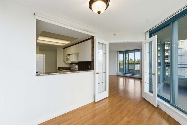 Photo - 13383 108 Ave