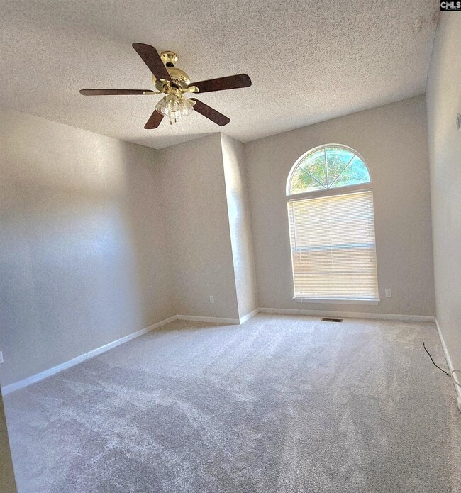 Photo - 222 Salusbury Ln