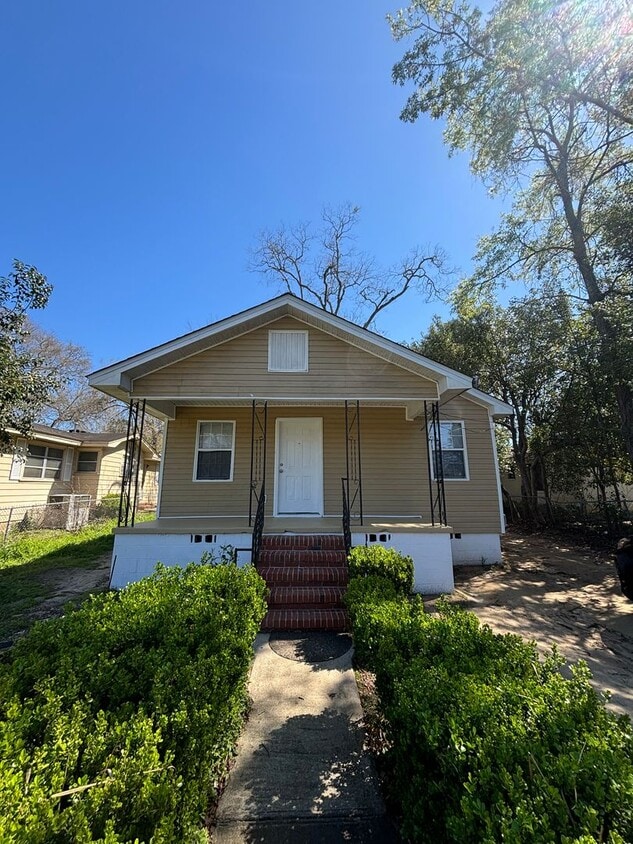 Freshly Renovated 3x1! Fully Fenced in Yar... - Freshly Renovated 3x1! Fully Fenced in Yar...