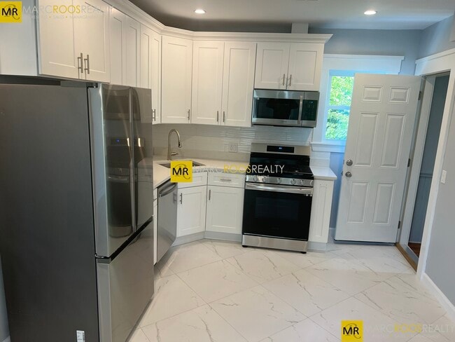 Building Photo - 33 Raymond Ave Unit 2