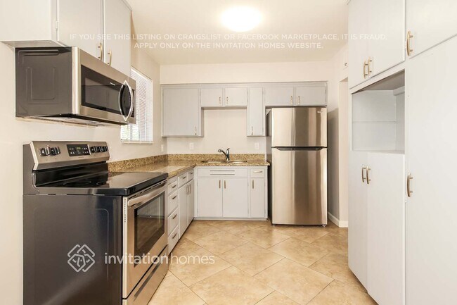 1944 W Gardenia Dr