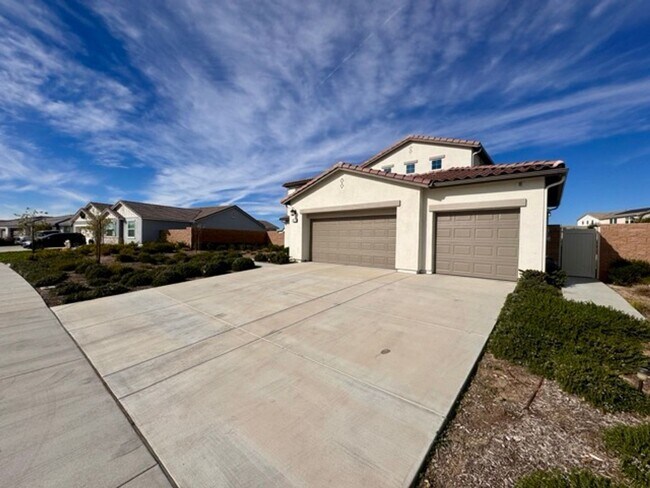 Photo - 5 Bedroom home with FULL MOTHER IN LAW SUITE and MASSIVE backyard