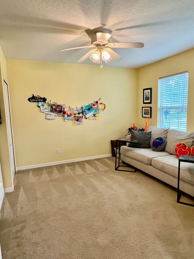 Photo - 5 bedroom home with fenced in yard!!!