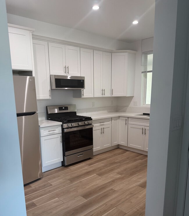 Kitchen - 10934 Peach Grove St