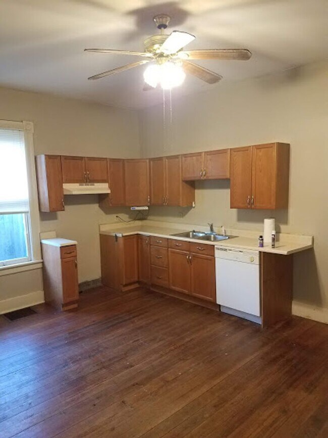 Photo - 2 Bed1 Bath Fenced in Backyard and Garage