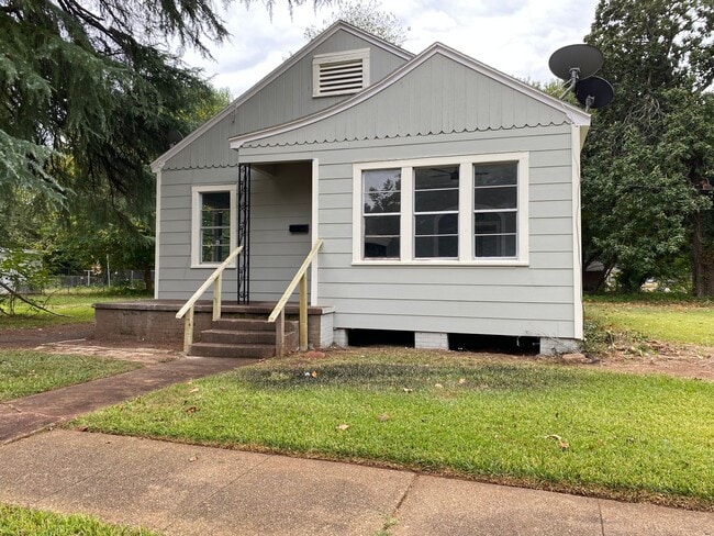 Photo - 1/2 OFF  FIRST MONTHS RENT LARGE REMODELED 2 BEDROOM HOUSE