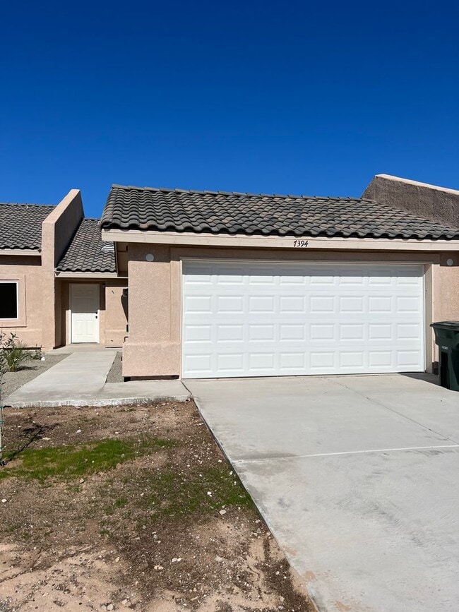 Building Photo - 3 BEDROOM TOWNHOME!