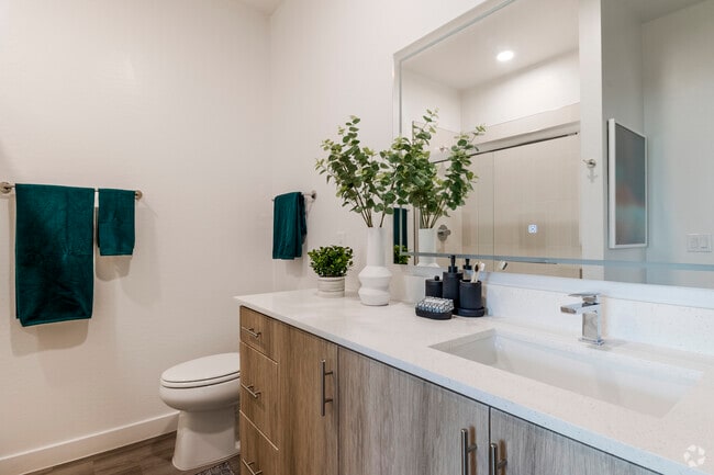 2BR, 2BA - 1,038SF - Primary Bathroom