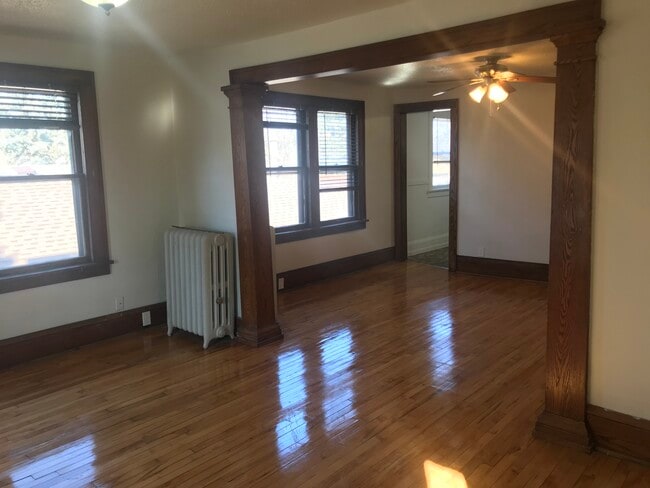 Living/dining room with lots of natural light - 2917 S 31st Ave Unit #3