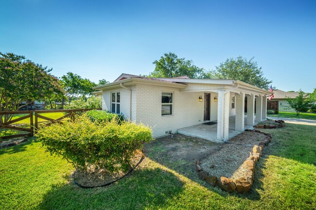 Photo - 3 Bedroom 2 Bath 2 Car Garage - Backs Up To A Nice Farm