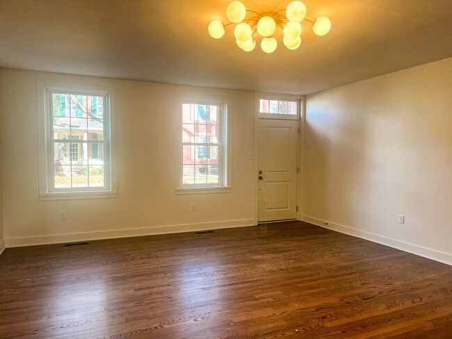 Viviendo - 122 S Main St