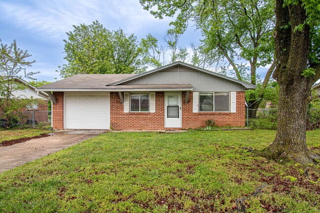 Building Photo - Charming 3-Bedroom Home with Gleaming Hardwood Floors in Siloam Springs – 1100 Sq. Ft. of Comfort!
