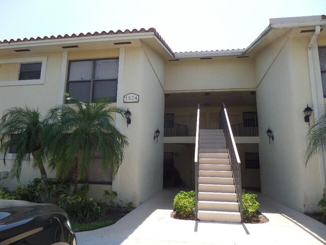 Building Photo - 1524 Lake Crystal Dr Unit B