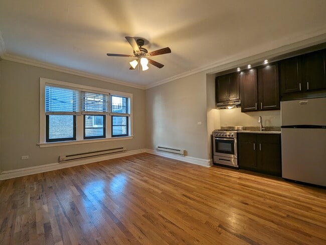 Building Photo - 4735 N Hermitage Ave Unit 207