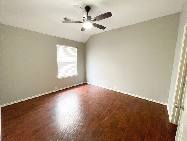 Photo - 4914 Surrey Park Cir