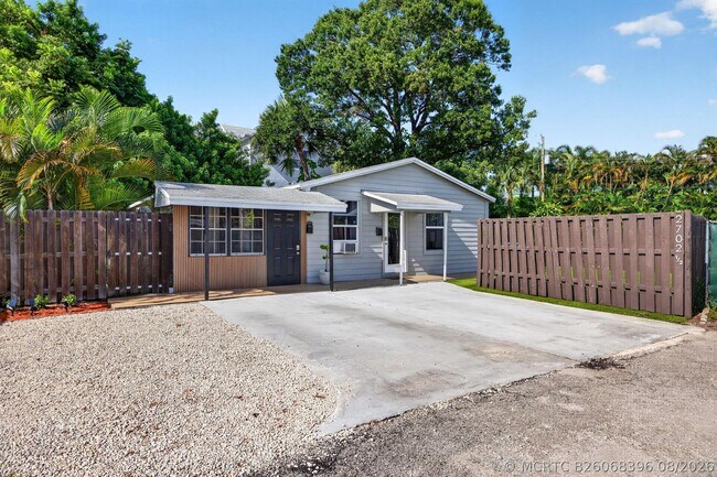 Building Photo - 2702 NE 9th Ave Unit 1/2
