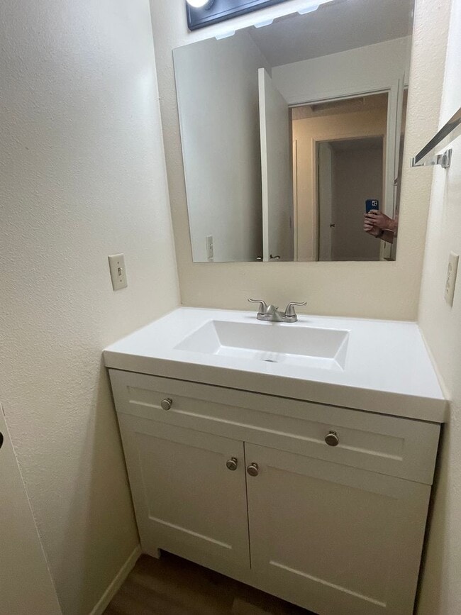 Building Photo - Charming & Convenient 2-Bedroom Apartment ...