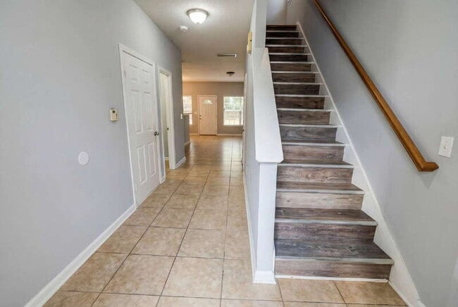 Photo - 385 Brookview Dr