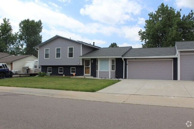 Building Photo - Columbine Hills - 3 BR/2 1/2 BA Home!
