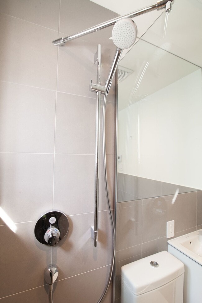 Photo - 25 Av des Pins O Unit 212