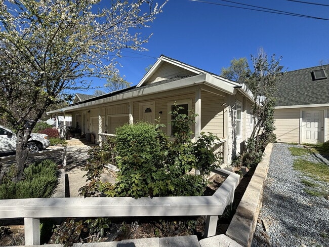 Building Photo - Recently remodeled two bedroom home near popular hiking trails and downtown Placerville.