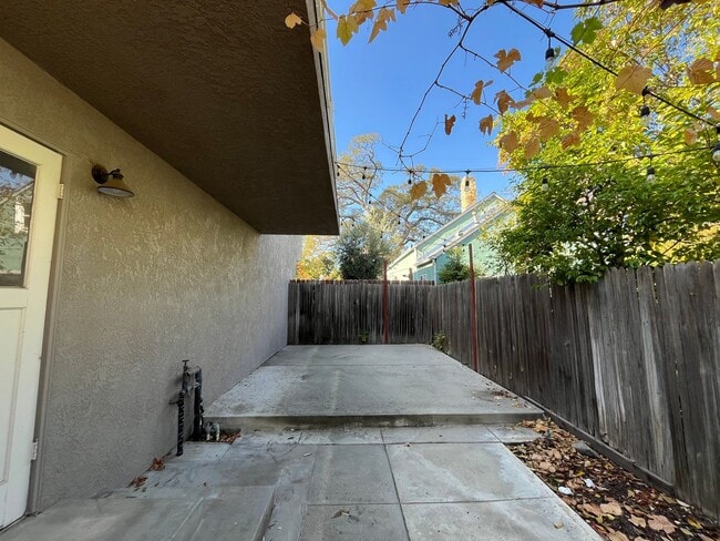 Building Photo - 1805 Oak St Unit 537 18th St