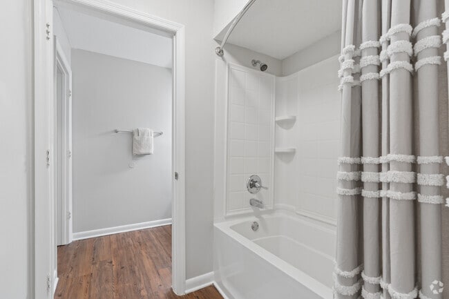 2BR,2.5BA - 918SF - Primary Bathroom