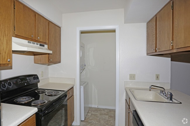 1BR, 1BA - 1A, 595 SF Kitchen - Courts at Waterford