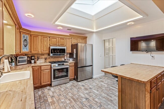 Photo - Immaculate 3 Bedroom & 2 Bathroom Unit 2nd Floor - House