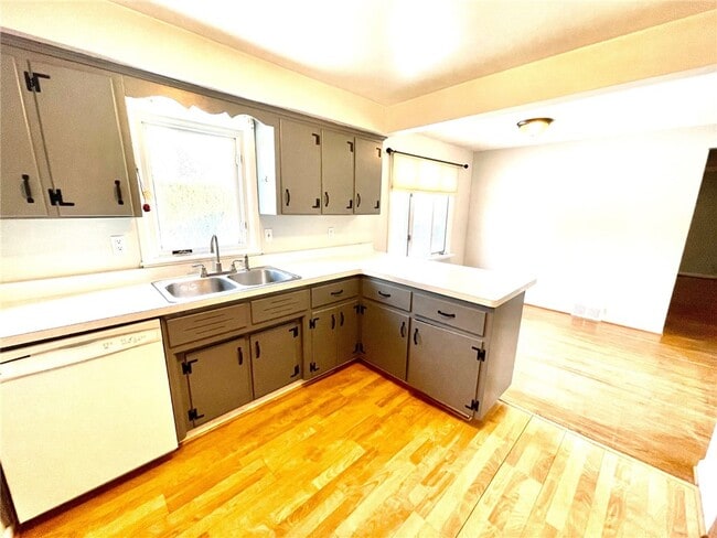 Photo - 129 Roselawn Crescent