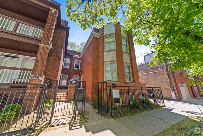 Building Photo - 1545 W Addison St Rental