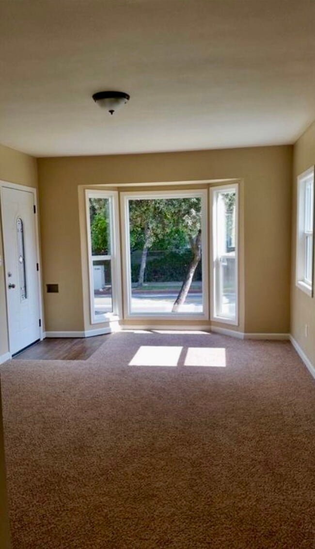 Photo - 915 N Los Robles Ave